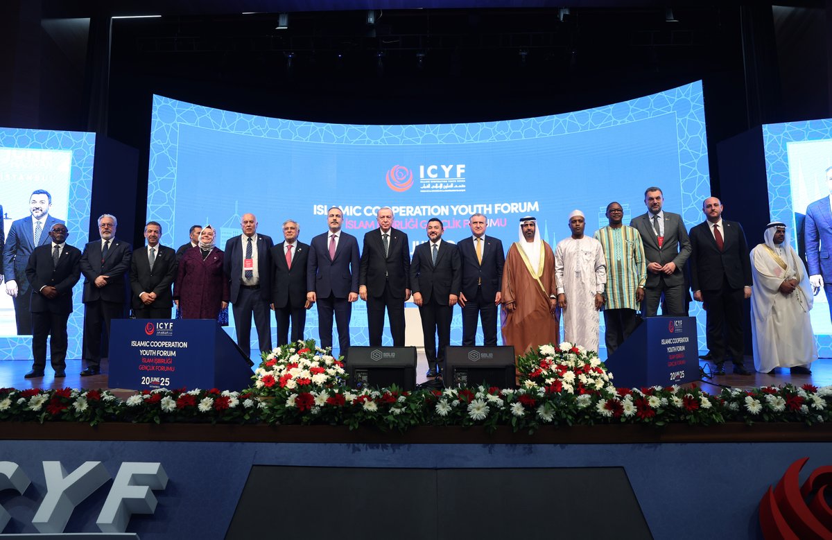 İslam İşbirliği Gençlik Forumu münasebetiyle ülkemizi teşrif eden İslam coğrafyasının farklı ülkelerinden misafirlerimizle birlikte olmaktan memnuniyet duydum. 

Forum kapsamında iki gün boyunca yapılacak istişarelerin, alınacak kararların gençlerimiz, ülkelerimiz, İslam âlemi ve