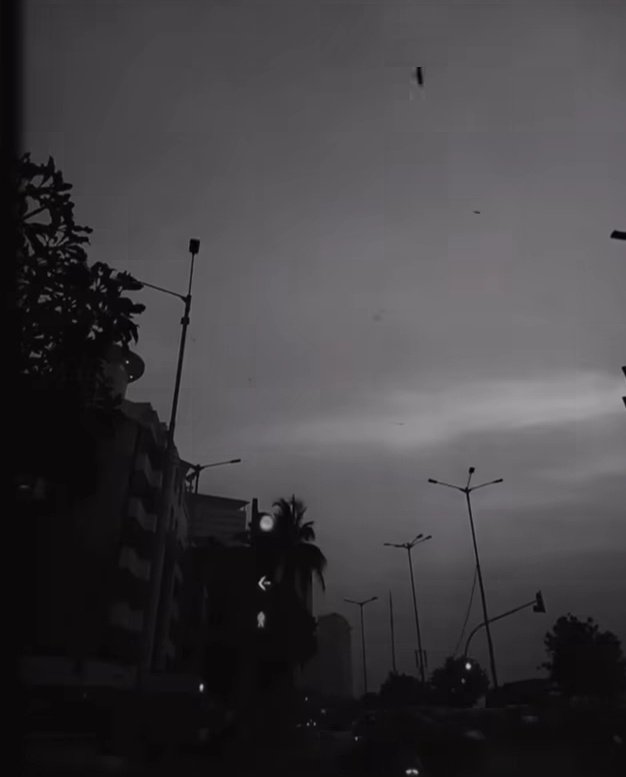 कुछ ख्वाहिशें बारिश के बूंदो कि तरह होती हैं.....!

जिन्हे पाने के लिए हथेलियां तो भीग जाती हैं लेकिन हाथ खाली रह जाते हैं.......।
