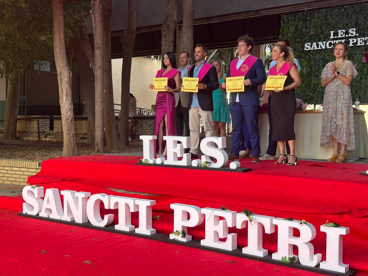 🎓 Ayer finalizaron los actos de graduación con las cuatro familias profesionales: 

💉 Sanidad
🔌💡 Electricidad y electrónica 
🚗 Transporte y mantenimiento de vehículos
🚦Servicios socioculturales y a la comunidad

¡Felicidades! #iessanctipetri #graduacion