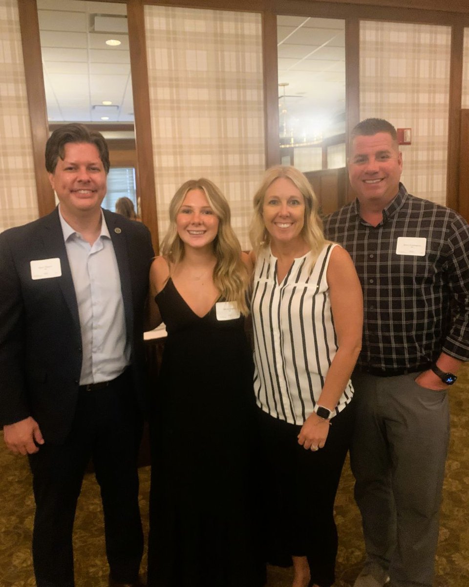 Congrats to Elliana Lenington VM28 honored at the NOIA Scholarship Dinner! 🇮🇹

Joined by her parents &amp; STVM President Dave Vitatoe, Elli was recognized for her heritage, academics, leadership &amp; involvement. 📚☘️

#STVM #NOIA #IrishPride #StudentLeadership #STVMFamily