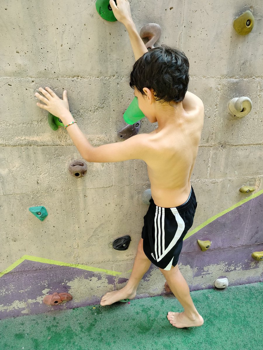 Acaba l'escola d'escalada amb els tradicional jocs d'aigua 💦💧💦
Un plaer haver seguit formant futures escaladores 🧗
Ens trobem de nou al setembre amb les que continueu
Aquelles que no seguiu esperem que no oblideu l'escalada i els moments compartits a #uecsants