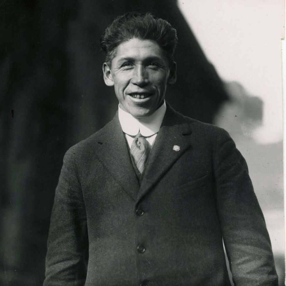 Tom Longboat was the greatest marathon runner in the world when he signed up to fight in the First World War for Canada.
He served as a dispatch runner and was twice falsely-reported as dead in the front lines.
This is the story of the Bulldog of Britannia.

🧵 1/14