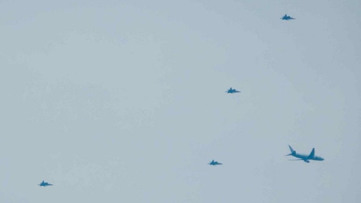 Os EUA acabaram de enviar 8 caças F-22 do Reino Unido para uma de suas bases na Jordânia.

Eles foram acompanhados pelos aviões-tanque de reabastecimento aéreo KC-135 e KC-46.

Esses F-22 podem destruir o que quiserem sobre e sob os céus do Irã. Não há nada que Teerã possa fazer