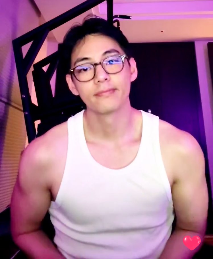 โหหหหดูกล้ามแท เหมือนใหญ่ขึ้นทุกวัน