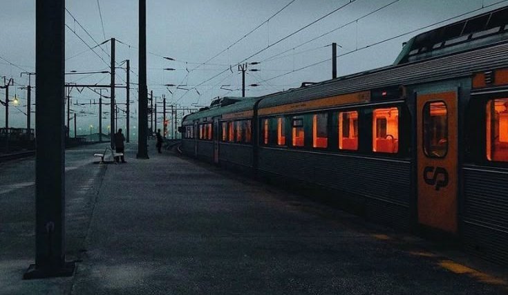 ArvindIyer15's tweet image. #vss365 #parallel
Who said two parallel lines cannot meet? In fact, they meet everyday, at the same station where two parallel tracks meet. Tracks on which trains filled with emotions felt at the deepest core run. Emotions, that didn&apos;t drown in the river of separation &amp;amp; loss, but…