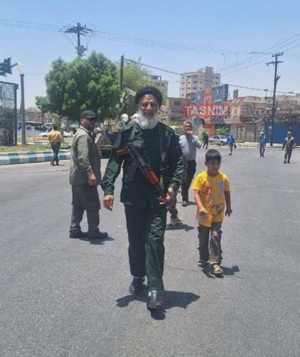 SoftWarNews's tweet photo. 🇮🇷| Warga Iran di Zahedan (di provinsi Sistan Baluchistan) yang berbatasan dengan Pakistan. Banyak penganut Sunni yang tinggal di sini.
🇮🇷| Salat Jumat di Teheran saat doa Qunut.

🇮🇷| Imam salat Jumat Ahvaz datang salat mengenakan seragam militer sambil menenteng senapan, menunjukkan mereka siap berperang melawan Israel.