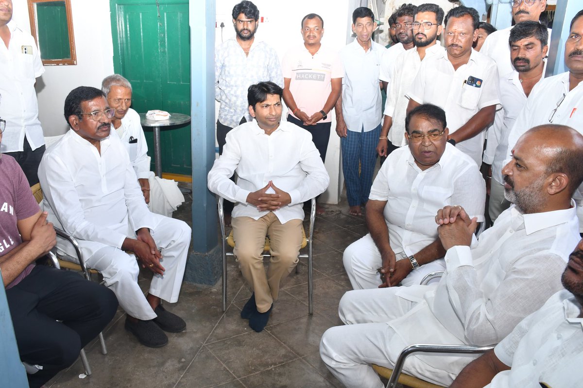 ప్రముఖ వైద్య నిపుణులు, ఎంతో మందికి వైద్య సేవలందించిన డాక్టర్ సీహెచ్. రవీందర్ రావు గారు ఇటీవల మరణించగా వారి కుటుంబ సభ్యులను పరామర్శించడం జరిగింది. బోయినపల్లి మండలం కోరెం గ్రామంలో వారి చిత్రపటానికి నివాళులు అర్పించి వారి కుటుంబ సభ్యులకు మానసిక స్థ్యైర్యాన్ని ఇవ్వాలని ఈ సందర్భంగా