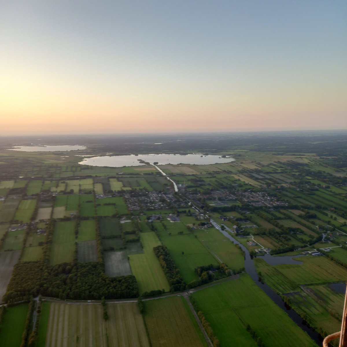 WoutvanV's tweet photo. Na 4 keer uitstel dan nu het prachtige kado van mijn afscheid van vereniging Noardlike Fryske Wâlden een ballonvaart boven het gebied voor mijn partner en gezin.
TIGE TANK, it wie bjusterbaarlyk! https://t.co/dCifpW9Atg