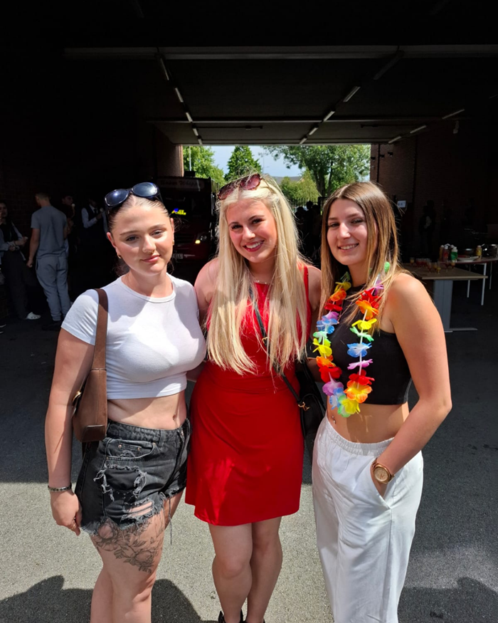 RonDearingUTC's tweet image. ✨ Goodbye and good luck! 🤍 We had an afternoon of fun in the sun at our Year 13 Leavers BBQ today! 🎉

We’ll miss this brilliant group of students but we’re so excited to see them take their next steps. Good luck, everyone!  🌟

#GetTheEdge #GetTheCreativeEdge