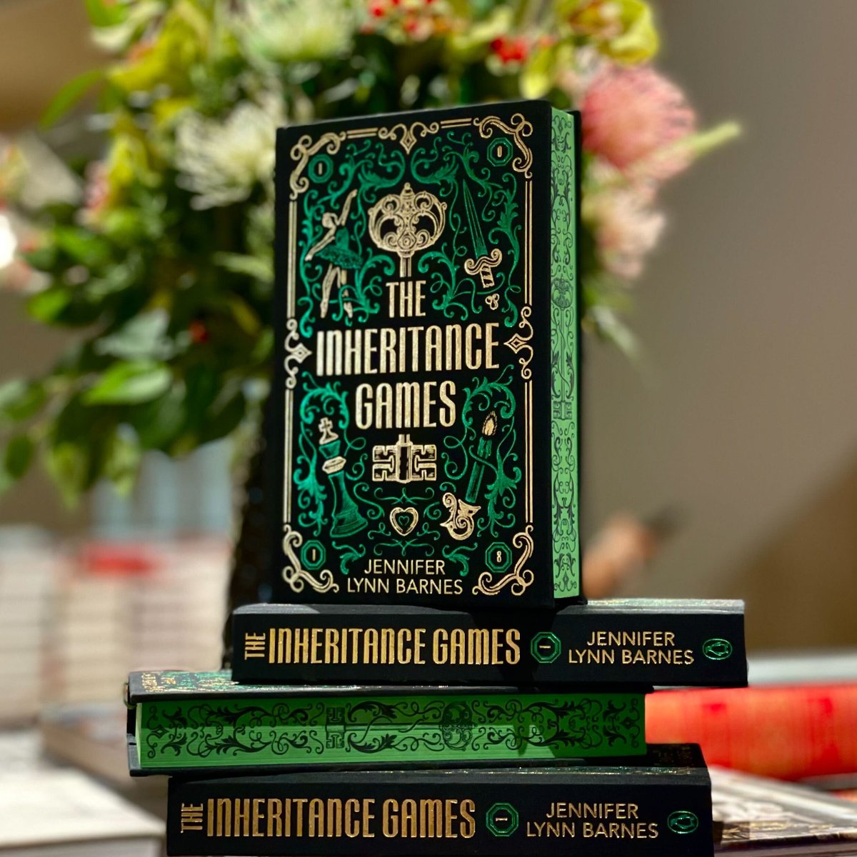 Waterstones's tweet image. A girl unexpectedly inherits a fortune against the deceased's enraged family members in THE INHERITANCE GAMES, Jennifer Lynn Barnes' addictive mystery. Now available in a gorgeous deluxe clothbound hardback edition! waterstones.com/book/the-inher…