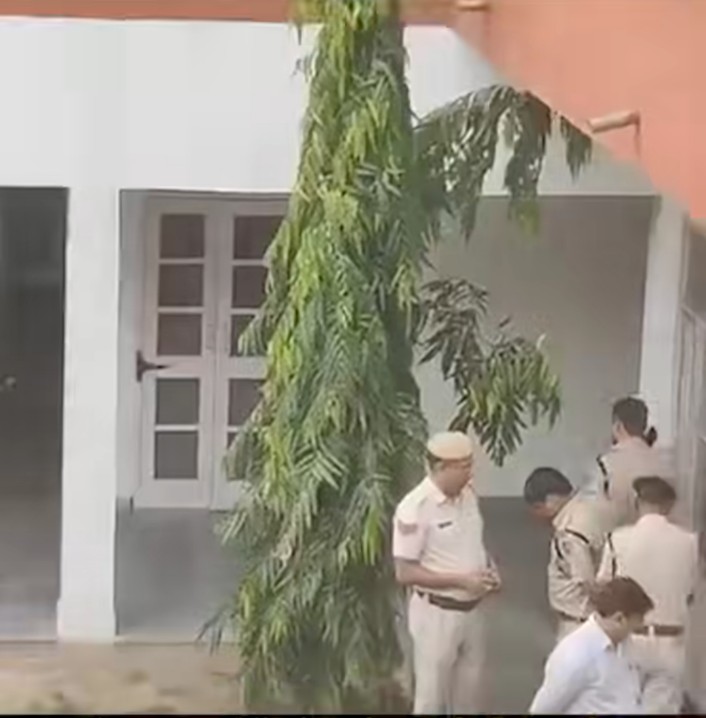 कृषि महाविद्यालय (बावल) की छात्राओं द्वारा हाउ लाठीकांड पर शांतिपूर्ण प्रदर्शन करने पर गर्ल्स हॉस्टल में पुरुष पुलिस फैकल्टी ने जबरन प्रवेश कर छात्राओं को डराया, दरवाजे तोड़े व परीक्षा के लिए मजबूर किया - जबकि कानूनन पुरुषों को छात्रावास में प्रवेश की अनुमति नहीं है।
#baval