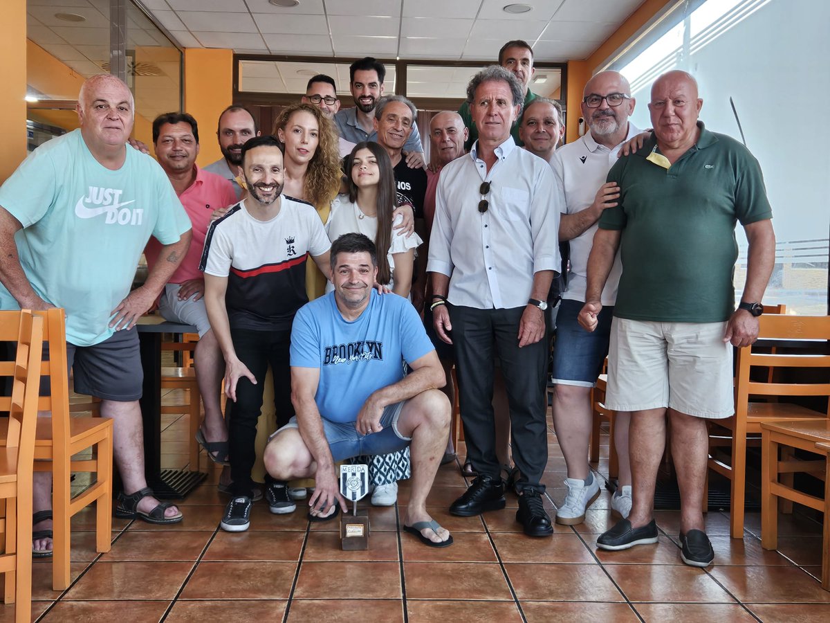 Tribunos Mérida (@tribunosmerida) on Twitter photo Ayer fue la guinda del pastel a la particular temporada de <a href="/TribunosMerida/">Tribunos Mérida</a>!Pasamos unos momentos inolvidables en el podcast #JuevesTribuno donde a la vez entregamos el IV Trofeo Leyenda del <a href="/Merida_AD/">A.D. Mérida</a> al gran Crescencio Cuellar!!Nos acompaño también otro conocido, Diego Quintero Ayer fue la guinda del pastel a la particular temporada de <a href="/TribunosMerida/">Tribunos Mérida</a>!Pasamos unos momentos inolvidables en el podcast #JuevesTribuno donde a la vez entregamos el IV Trofeo Leyenda del <a href="/Merida_AD/">A.D. Mérida</a> al gran Crescencio Cuellar!!Nos acompaño también otro conocido, Diego Quintero