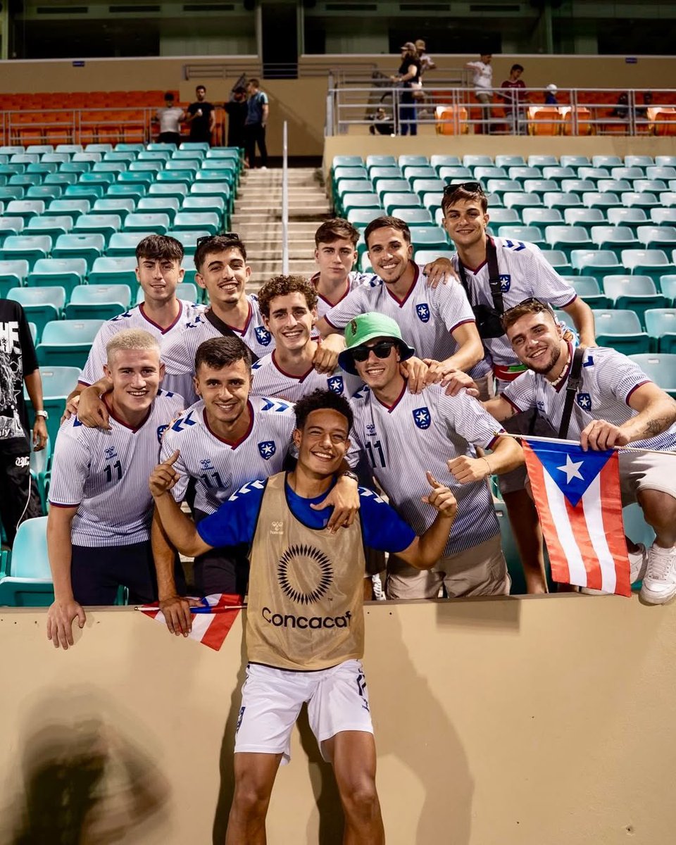 El Sevilla Atlético, en Puerto Rico, apoyando a su compañero Antonetti 🇵🇷😍

📸 IG <a href="/Albertofl_1/">Alberto</a>