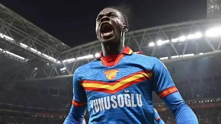 ÖZEL | Anderlecht, Antony Dennis ile ilgileniyor. Belçika ekibi sezon içerisinde oyuncuyu scoutlarına takip ettirip, düzenli raporlar aldı.

- Dennis'i Almanya Bundesliga ve Fransa Ligue 1'den takip eden kulüpler var.