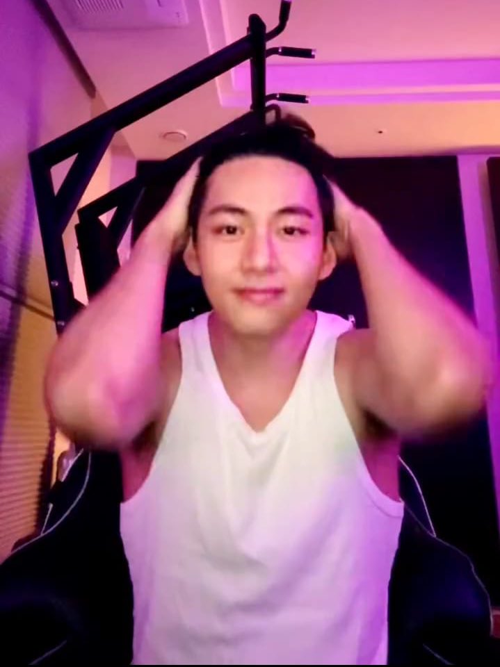 TAEHYUNG NEVER LOOKED SO GOOD!