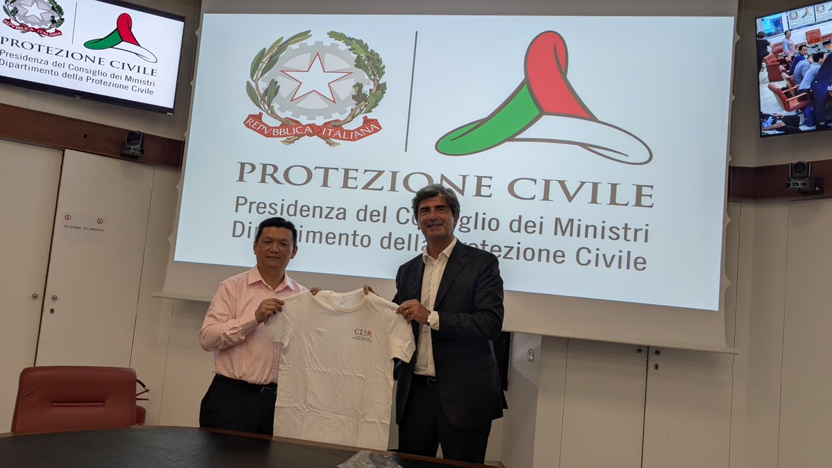 Si è conclusa oggi la visita della delegazione dell’ AHA CENTRE ai centri di competenza.
Il presidente del 𝐂𝐈𝟑𝐑, prof. 𝐀𝐧𝐝𝐫𝐞𝐚 𝐏𝐫𝐨𝐭𝐚, insieme ai Centri di Competenza italiani – tra cui ReLUIS – salutando la delegazione, ha rinnovato l'importanza della cooperazione