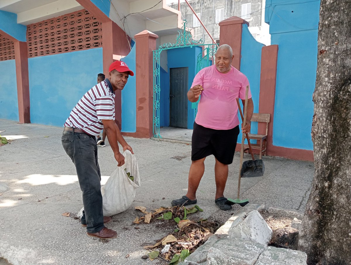 Llegó el viernes cambio de labor #PorUnaCiudadMasBella los educadores avileños presentes en las actividades en saludo al 26 de julio #LatirAvileño #ElCombateSigue . Cuidar la higiene colectiva es un deber de todo ciudadano. !!!!!! Cuidemos la ciudad, nuestra Ciudad. #CiegoEn26