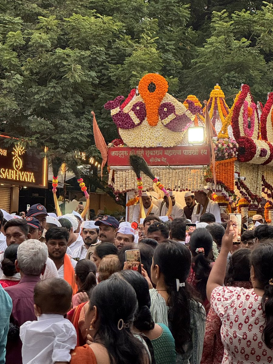 amarbarwe's tweet image. Sant Tukaram Maharaj Palkhi passes through Pune on Fergusson College Road. Dindis, Abhangas, Saffron Flags and a sea of devotional warkaris. The citizens make it a point to be there, bowing down while some walk along.    #PandharpurWari #TukaramMaharaj #Wari2025 #devotion