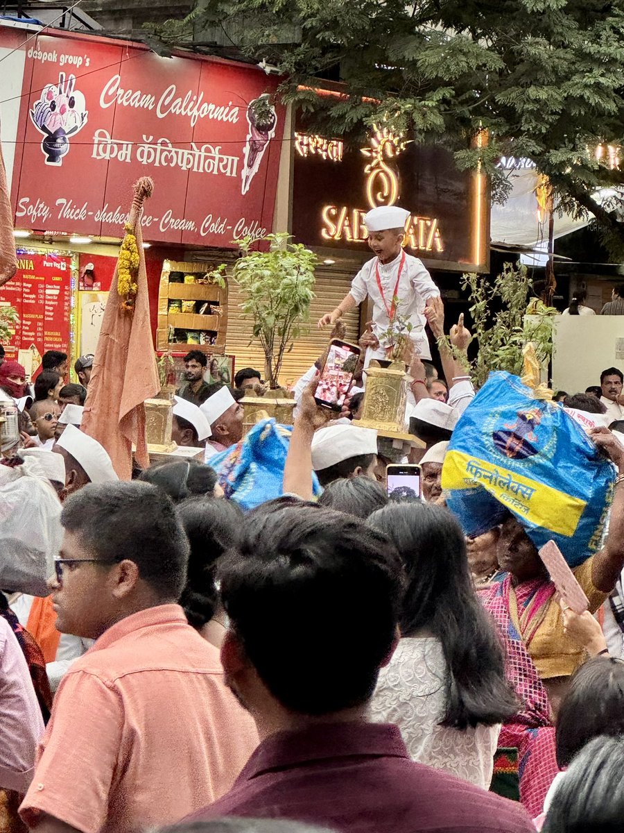 amarbarwe's tweet image. Sant Tukaram Maharaj Palkhi passes through Pune on Fergusson College Road. Dindis, Abhangas, Saffron Flags and a sea of devotional warkaris. The citizens make it a point to be there, bowing down while some walk along.    #PandharpurWari #TukaramMaharaj #Wari2025 #devotion