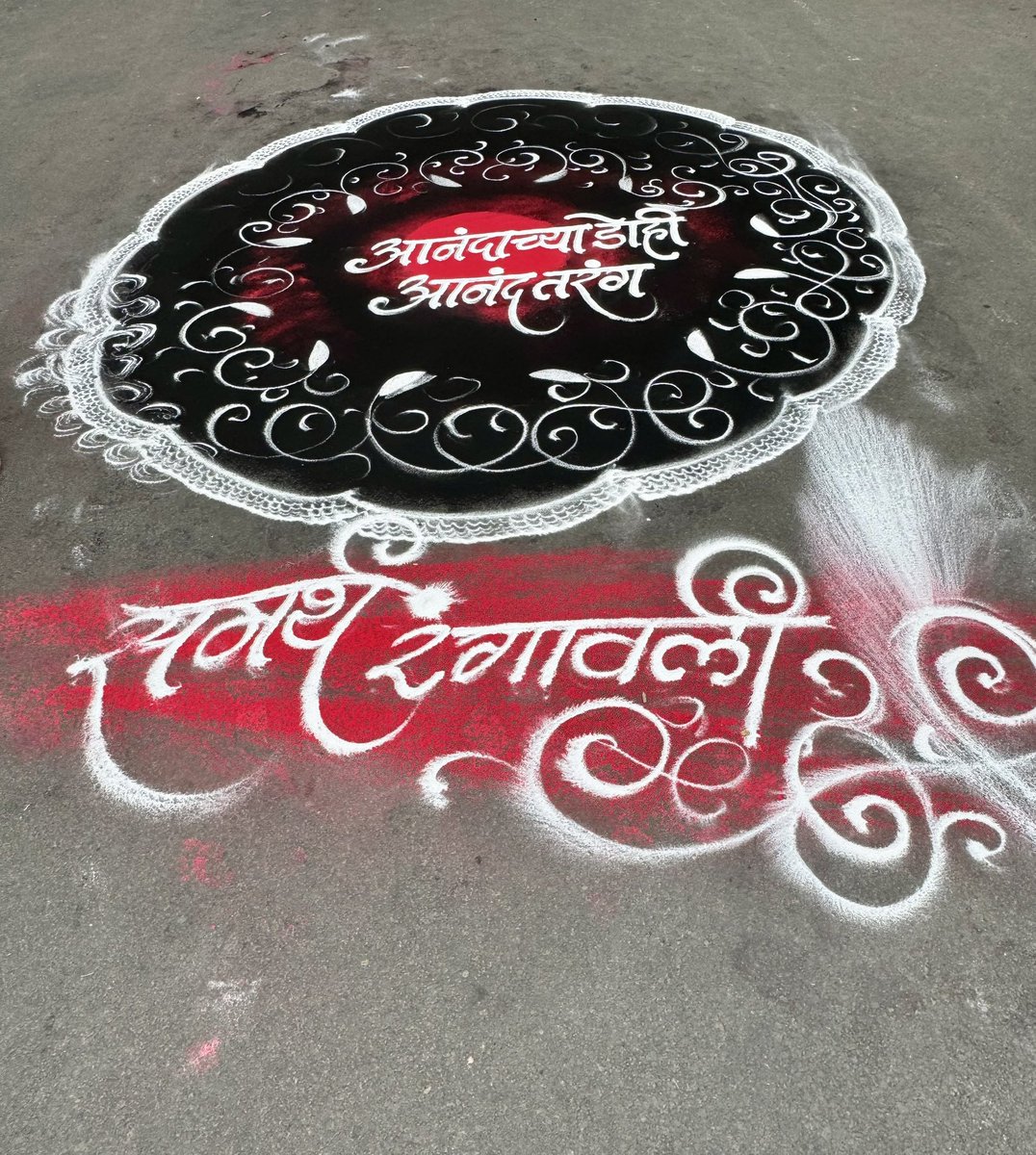amarbarwe's tweet image. Sant Tukaram Maharaj Palkhi passes through Pune on Fergusson College Road. Dindis, Abhangas, Saffron Flags and a sea of devotional warkaris. The citizens make it a point to be there, bowing down while some walk along.    #PandharpurWari #TukaramMaharaj #Wari2025 #devotion