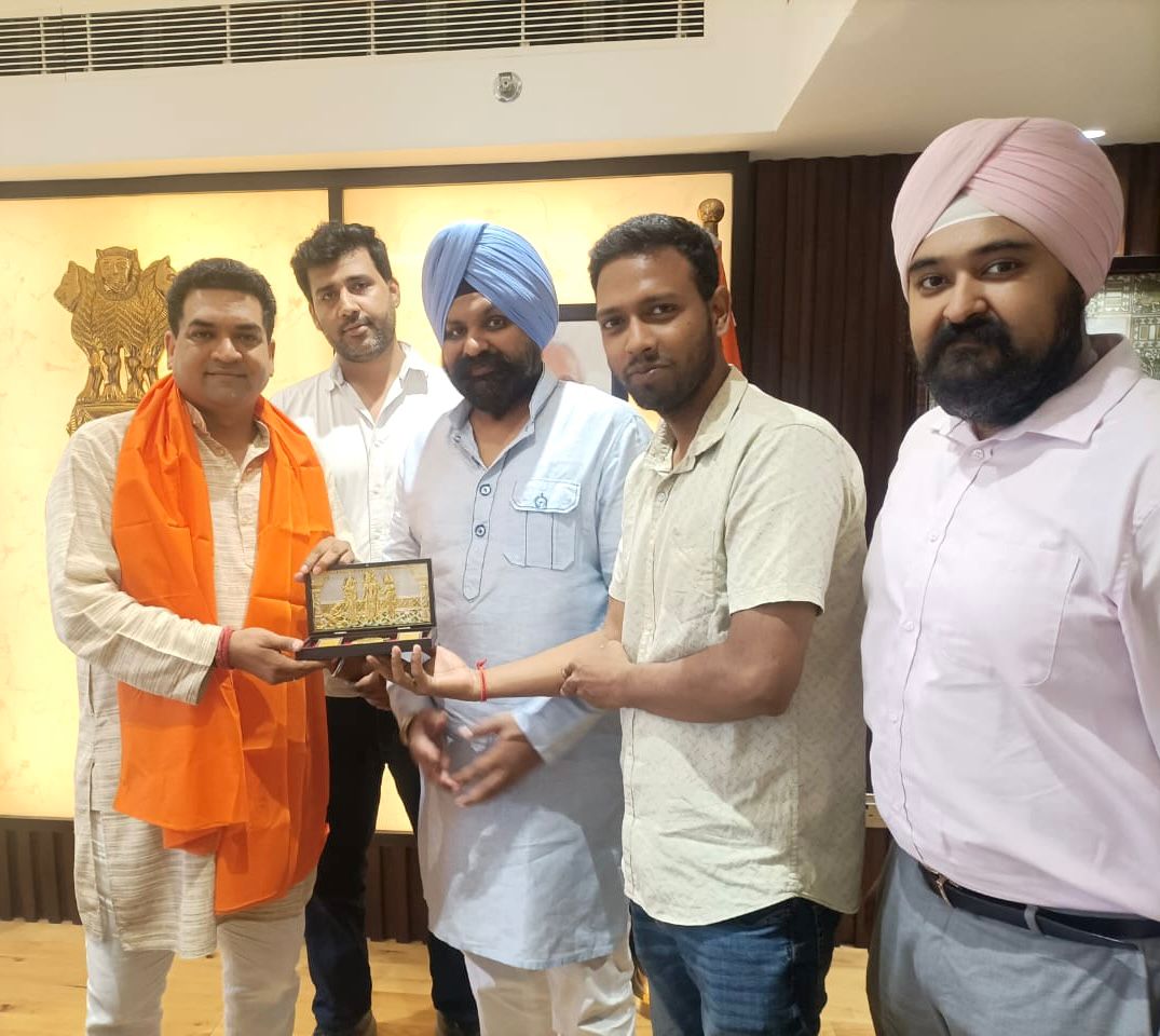 सनातन के प्रखर युद्धरत योद्धा व ध्वजवाहक, दिल्ली सरकार में कानून एवं न्याय, श्रम, रोजगार, कला एवं संस्कृति, भाषा तथा पर्यटन विभाग मंत्री श्री <a href="/KapilMishra_IND/">Kapil Mishra</a> जी से आज शिष्टाचार भेंट कर भाजपा की डबल इंजन सरकार के सेवा और सुशासन के 100 दिन पूरे होने पर बधाई एवं शुभकामनाएं दीं।
