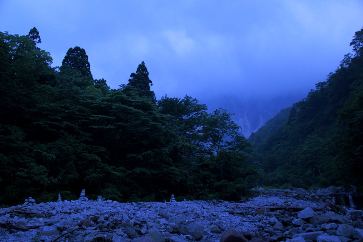 明日は夏至、鳥取県大山町の大神山神社奥宮近くに立地する高さ100ｍ・東西90ｍの絶壁が真っ二つに割れた渓谷「金門」。夏至を挟んだ前後3週間だけ金門の間に日が落ちる。日が落ちると急速に暗くなる。霊山の闇は深い。異界へと誘われる前に、早くおうちに帰ろう