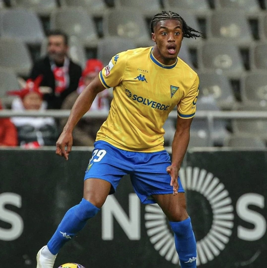 Trabzonspor, Estoril forması giyen 22 yaşındaki sağbek oyuncusu Wagner Pina'yı 2.5 milyon euroya transfer etti.