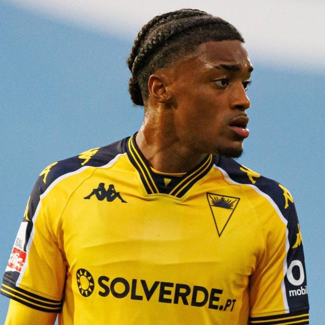 🚨 Trabzonspor, Estoril forması giyen 22 yaşındaki sağ bek Wagner Pina'yı kadrosuna kattı!