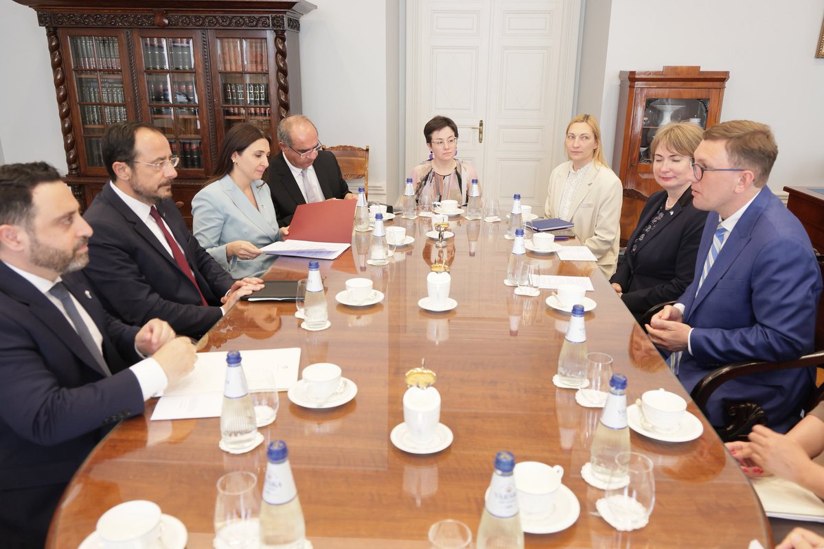 🇪🇪🇪🇺🇨🇾 Επίσημη επίσκεψη του Προέδρου της Δημοκρατίας @presidentCYP <a href="/Christodulides/">NikosChristodoulides</a> στην Εσθονία, στο πλαίσιο της προετοιμασίας για την ανάληψη της Προεδρίας του Συμβουλίου της ΕΕ από την Κυπριακή Δημοκρατία το πρώτο εξάμηνο του 2026.

📍Κατ’ ίδιαν συνάντηση με τον Πρωθυπουργό της