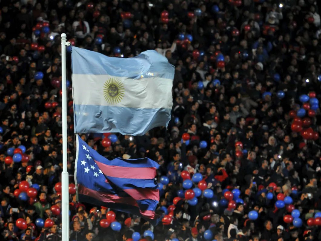En el día de la fecha recordar que la bandera, al igual que la pelota, no se mancha. 

Respetar nuestros colores e historia. Seguir luchando porque ambas banderas vuelvan a flamear en Boedo.

Feliz día 🇦🇷💙❤️