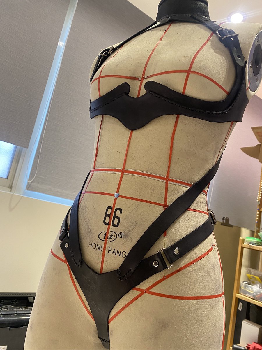 手作紀錄：
一時興起做了一個版後，然後就忘記紀錄了～直到閒閒沒事翻照片找資料時才記得有做過這樣的樣式版

三個月以前的連身性感皮革作品⋯有線條的人穿起來會很厲害唷👍