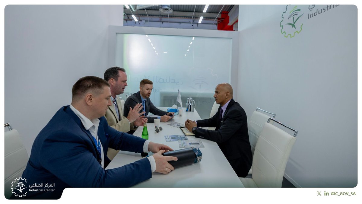 على هامش #معرض_باريس_للطيران اجتمع فريق قطاع الطيران في #المركز_الوطني_للتنمية_الصناعية مع عدد من الشركات العالمية المتخصصة في سلاسل إمداد صناعة الطيران، شملت مجالات تصنيع هياكل الطائرات ومكوناتها، والأجزاء الميكانيكية والكهربائية، وأنظمة الملاحة الجوية، وذلك بهدف بحث فرص نقل