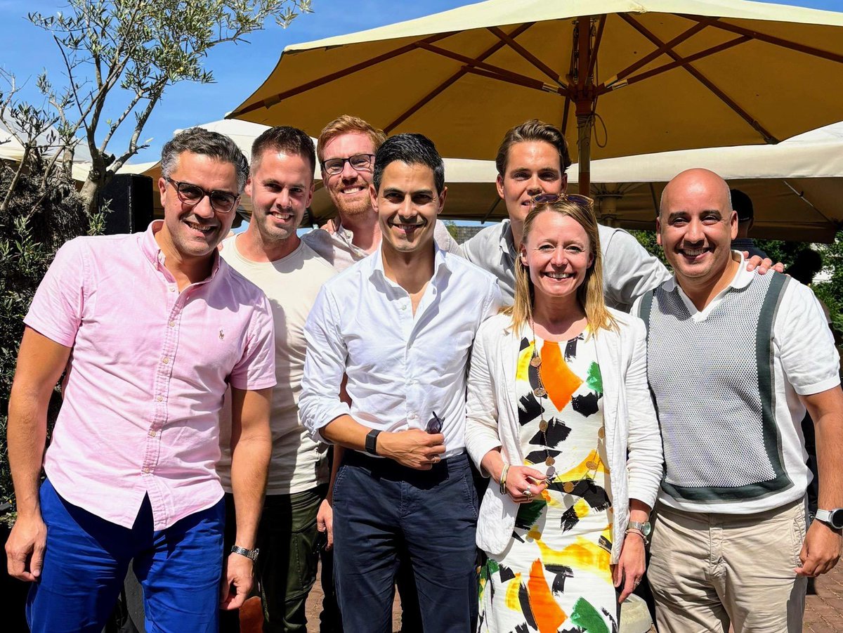 Rob Jetten is vandaag op bezoek in Amstelveen. Hij is tot 18:30 co-host in de Friday move van BNR bij grand café Paardenburg. Vooraf kwam hij ook even het gesprek aan met onze fractie, over de opgaven van Nederland en de verkiezingen. <a href="/D66Amstelveen/">D66 Amstelveen</a> <a href="/RobJetten/">Rob Jetten</a> <a href="/D66/">D66</a>