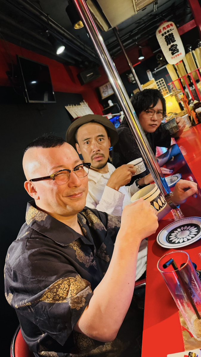 このメンツで最高の珈琲タイム！
素敵な時間だったぜ…

#下駄華緒
#ガンジー横須賀
#村上ロック

面白いBARになったなぁ

高円寺
和楽器BAR 龍宮〜Ryu Guw〜

皆 観てね！
↓↓

【 #不思議大百科】
ガンジー横須賀
youtu.be/J3aUPQ43cSA?si…

村上ロック
youtu.be/OIBqbeDh-No?si…

#オカルト #怪談