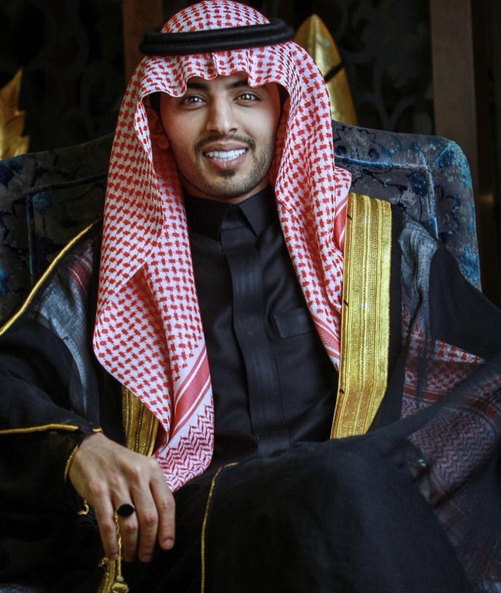 من حارس أمن في مول إلى مليونير مشهور 👇
قصة الشاب السعودي أحمد البارقي تُثبت أن الطموح لا يعترف بالمكان ولا بالوظيفة.
كان يقف بزي الحارس على بوابة مول، يراقب الداخلين والخارجين… واليوم؟
يتابعه الملايين، ويملك مشاريع واستثمارات!

كيف حدث هذا التحول؟
تابع القصة الملهمة في