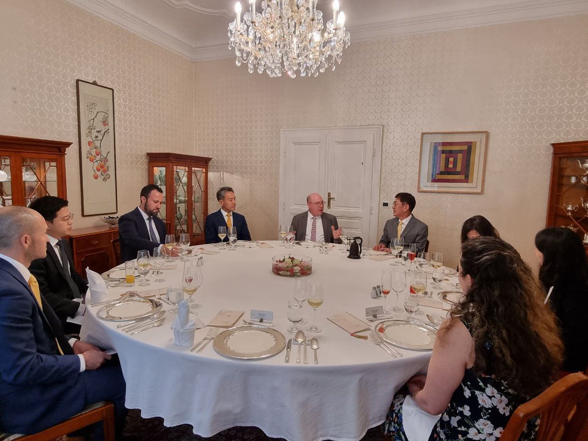 함상욱 대사는 6.18.(수) Howard Solomon 주빈 미국대표부 대사대리 및 IAEA팀을 관저로 초청, 오찬 협의를 갖고, 북한 핵문제, 중동정세 및 이란 핵문제 등 IAEA 주요 현안에 관해 의견을 교환하였습니다.