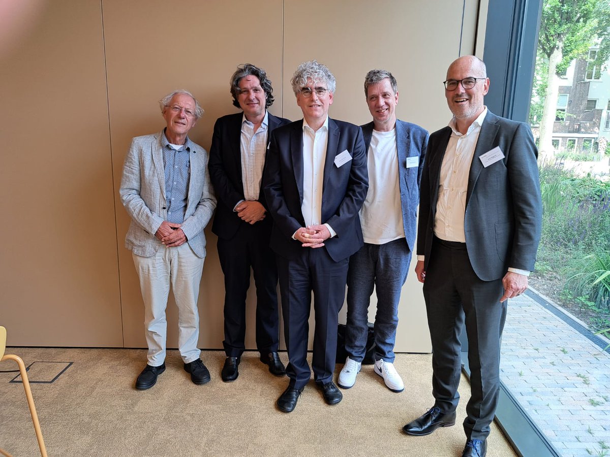 Gisteren was er een goed bezochte @WRR-bijeenkomst waarin Grenzeloze Verzorgingsstaat en Migratiemagneet Nederland kritisch werden besproken door wetenschappers.
Dank <a href="/RoelJennissen/">Roel Jennissen</a> (WRR), Jaco Dagevos (SCP) en Floris Vermeulen (UvA) voor dit mooie initiatief en de organisatie.