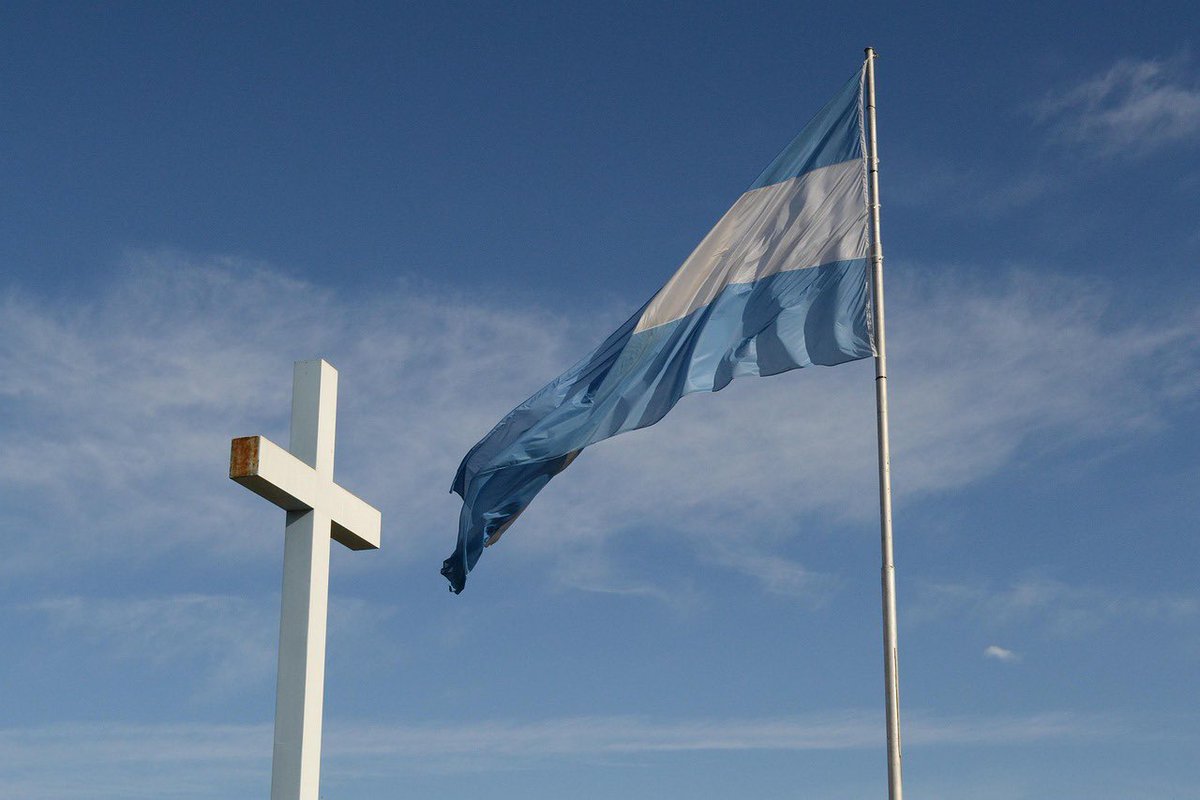 La más hermosa de todas, la bandera por la que dieron la vida nuestros patriotas.
Hoy más que nunca no olvidar que nuestra única bandera es la celeste y blanca con el sol de mayo en el medio.
Feliz día de la bandera 🇦🇷 !