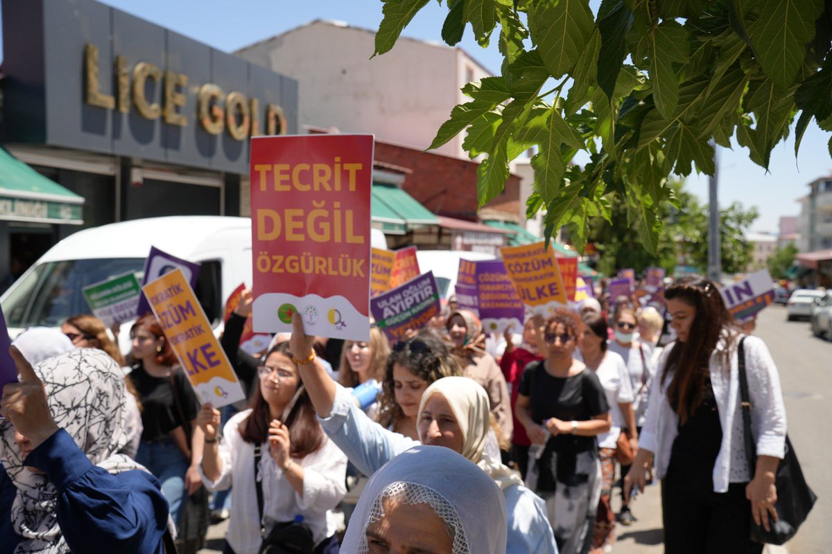 Lice ilçesinde artan şüpheli kadın ve çocuk ölümlerine karşı, DAKAP öncülüğünde yürüyüş gerçekleştirdik. Yürüyüşe Kadın Meclisimiz, büyükşehir ve ilçe belediye eş başkanları, PM üyelerimiz ve çok sayıda kadın katıldı.

Özgür toplumun teminatı, özgür kadın kimliğidir.