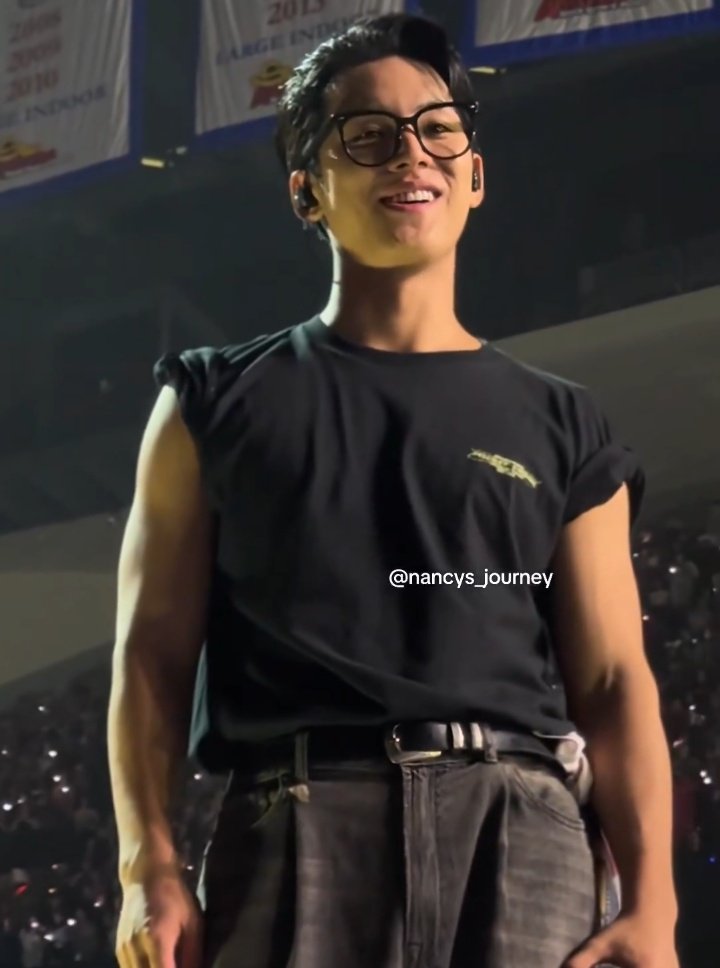 amendoline's tweet image. Se tem uma coisa grande nessa diva aqui é o tamanho do terreno com um complexo de apartamentos que ela alugou na cabeça de bagre de certas fãs de Kpop que não suportam ver uma mulher que não seja padrão sendo desejada por um homem que elas nunca vão ter.