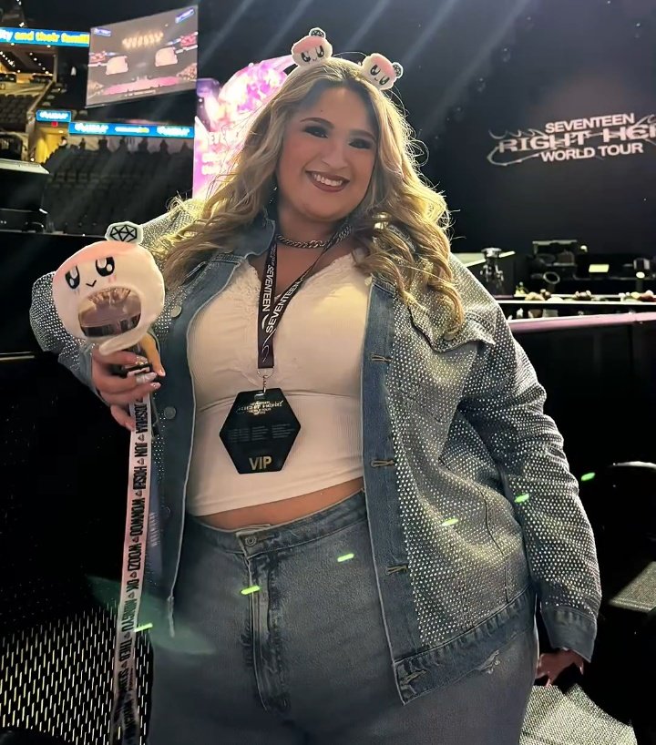 amendoline's tweet image. Se tem uma coisa grande nessa diva aqui é o tamanho do terreno com um complexo de apartamentos que ela alugou na cabeça de bagre de certas fãs de Kpop que não suportam ver uma mulher que não seja padrão sendo desejada por um homem que elas nunca vão ter.