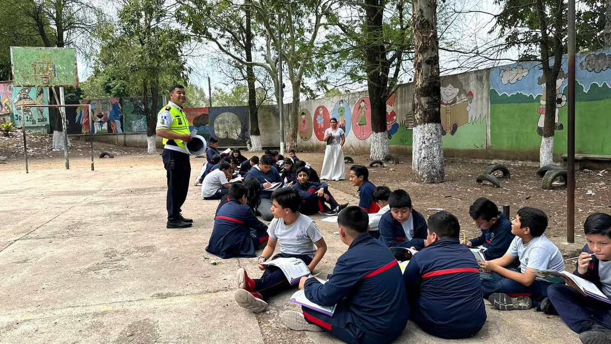 GREATProgram's tweet photo. Photos from Nimajuyú “A” School in Zone 21, where students  participated in G.R.E.A.T. Elementary Program classes led by Officers  Verás and Pascual, and Deputy Commissioners Larios and Gutiérrez. https://t.co/8d0hZUKIsJ