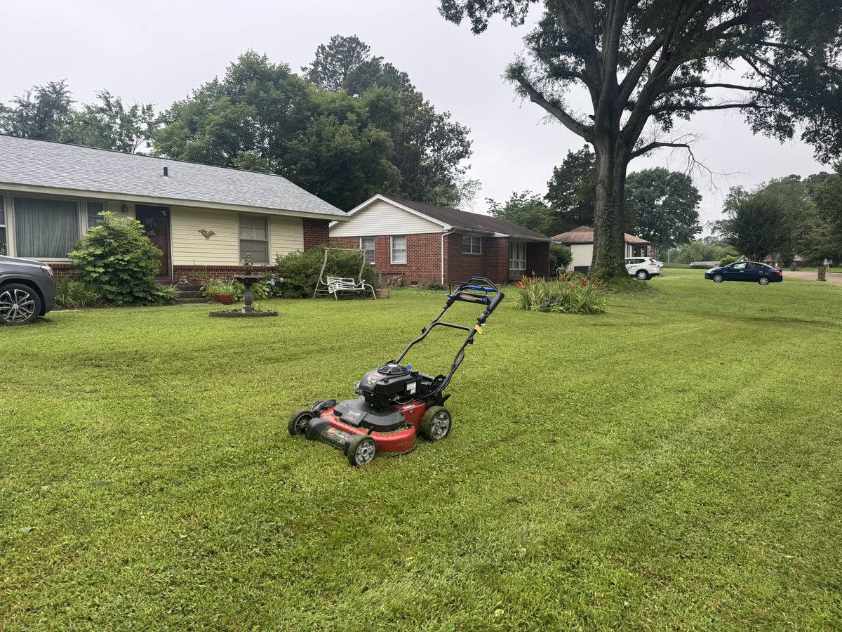 This morning I had the pleasure of mowing Ms. Durhams lawn. It was great seeing her, she’s doing well . Making a difference , one lawn at a time .