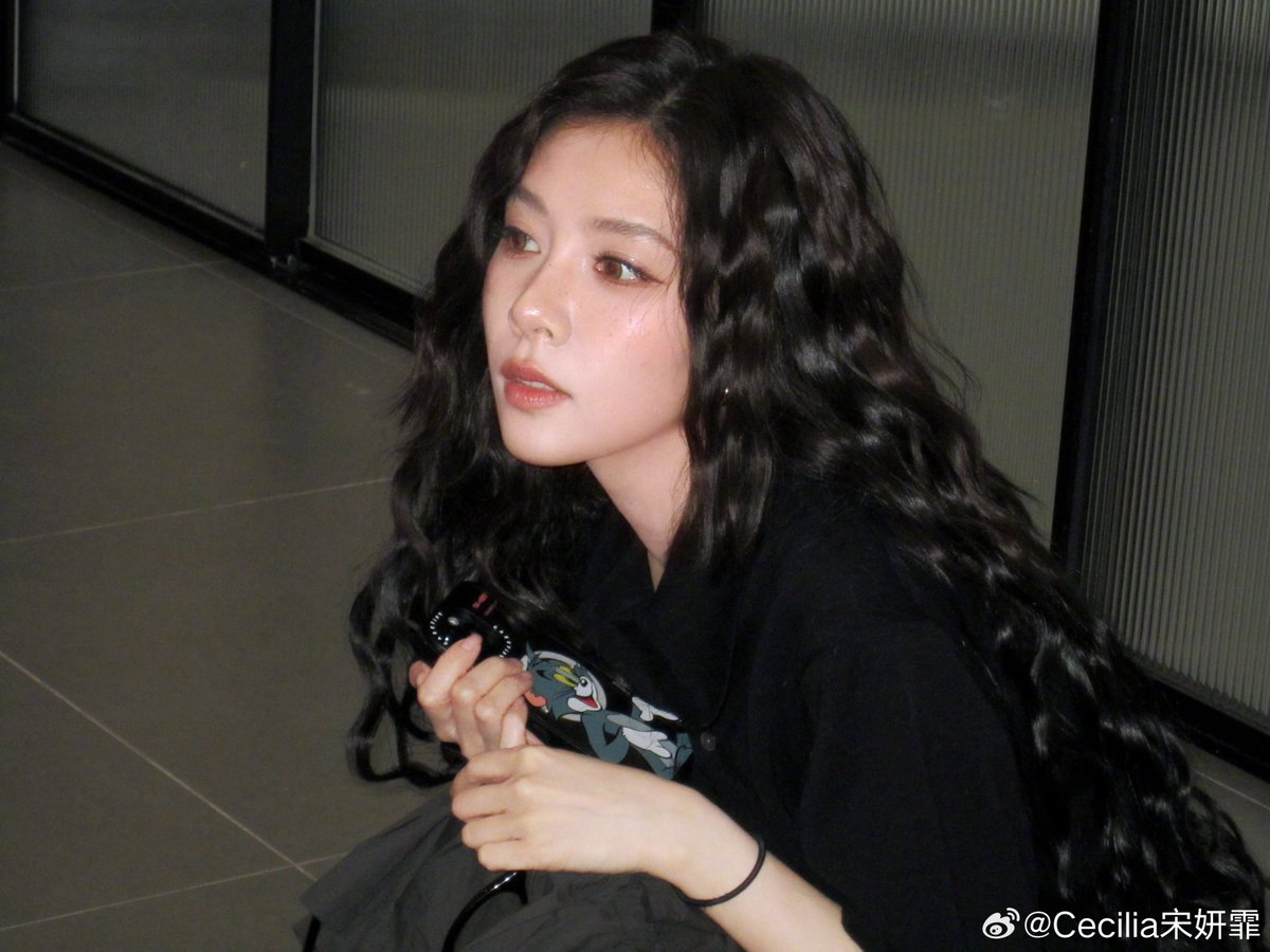 dramapotatoe's tweet photo. #SongYanfei shares new snaps 

More - https://t.co/EC3fKpk9ZX https://t.co/odo5vvIucN
