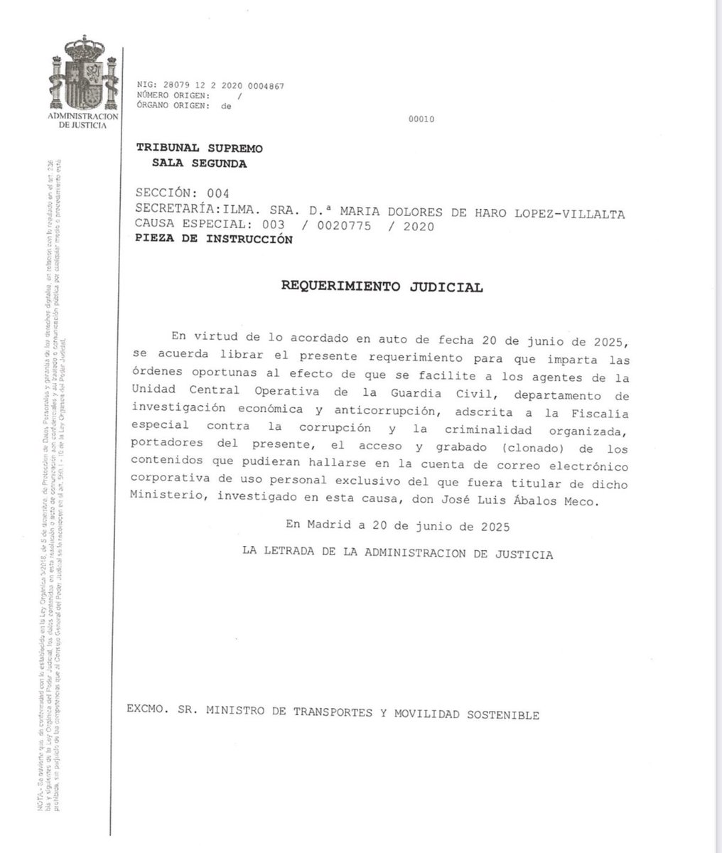A la izquierda una orden de entrada y registro. A la derecha un requerimiento judicial de información. Para que se vean las diferencias.