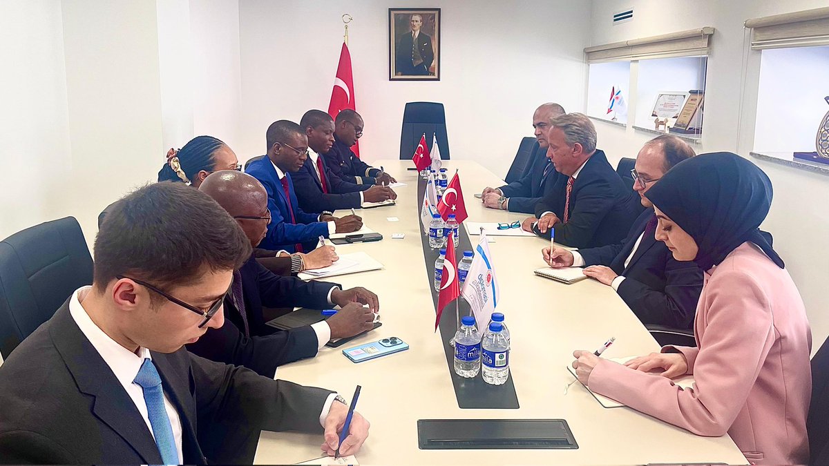 Benin Dışişleri Bakanlığı Genel Sekreteri Büyükelçi Franck Armel Afoukou başkanlığındaki heyet bugün Akademimizi ziyaret etmiştir.