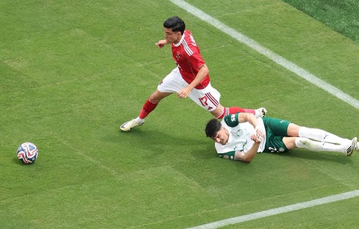 #اشرف بن شرقي حرفيا فضح اجنحه الاهلي كلها اللي بتبدأ اساسي علي حسابه و فضح الجهاز الفني للاهلي اللي قالوا   مبيعرفش يدافع هو اكتر لاعب عمل تدخلات صحيحه في المباراة وكمان كسب 3 ثنائيات ارضيه من اصل 4 !
 نزل صنع فرصه و سدد علي المرمي و كان قريب جدا يسجل هدف ، هو اللي صنع شكل للهجوم