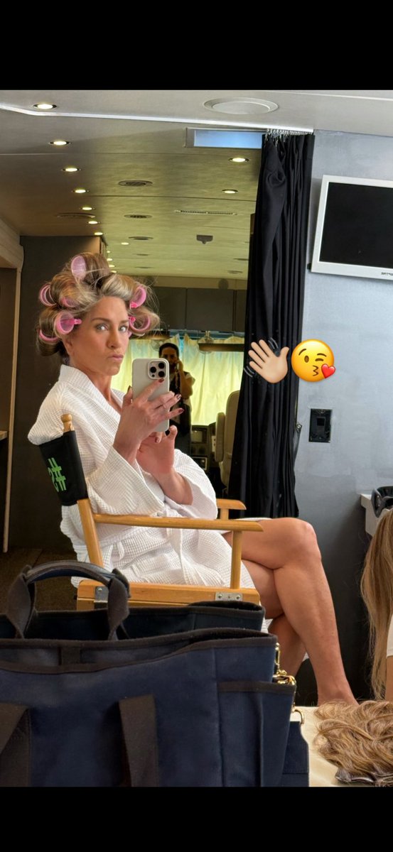Jen38336Aniston's tweet photo. #jenniferaniston
#echofilms
@lolavie
Good morning to my lovely people out there, they said I smile too much so decided to put this face on lol https://t.co/FUVCnmV8VZ