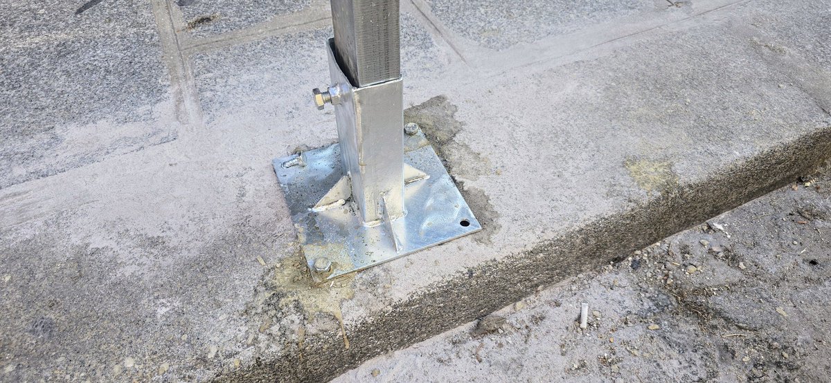 Quand la Mairie de Paris pose trois supports temporaires, voilà le boulot des bras cassés ! 
Sur 5 boulons..
👉 2 sont bien mis
👉 1  est manquant 
👉 1 est mal vissé 
👉 1 a été fini au marteau et tordu.

Comme tout le reste de la Bilel, en fait.

#saccageparis