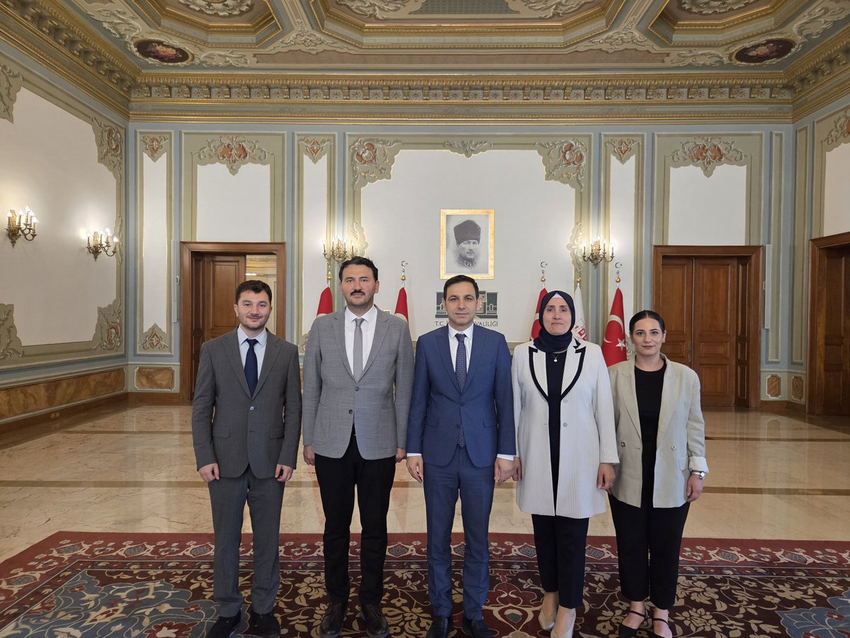 hasgul71's tweet photo. Türkiye'de Koruyucu Aile Sisteminin Güçlendirilmesi Projesi kapsamında İstanbul Vali Yardımcımız Sn. @mehmetsulunn'ü ziyaret ettik. Paydaşlarla koordinasyon programı kapsamında 2 gün süren toplantı ve eğitimimizi tamamladık. Çocuklarımız için hayırlara vesile olsun inşallah. https://t.co/SEcIJeRcZ8